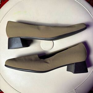 Munro American Vintage Taupe Khaki Closed Toe Block Heel Pump Stretch Material